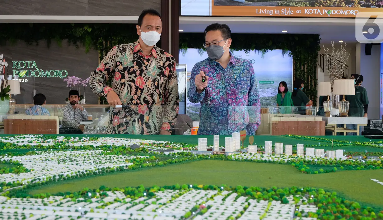 Marketing Director Agung Podomoro Group Agung Wirajaya (kiri), Assistant VP Marketing Kota Podomoro Tenjo Zaldy Wihardja (kanan) berbincang di sela-sela peresmian galeri marketing dan cluster premium terbaru di wilayah Tenjo, Jabar (27/03/2021). (Liputan6.com/HO/Ading)