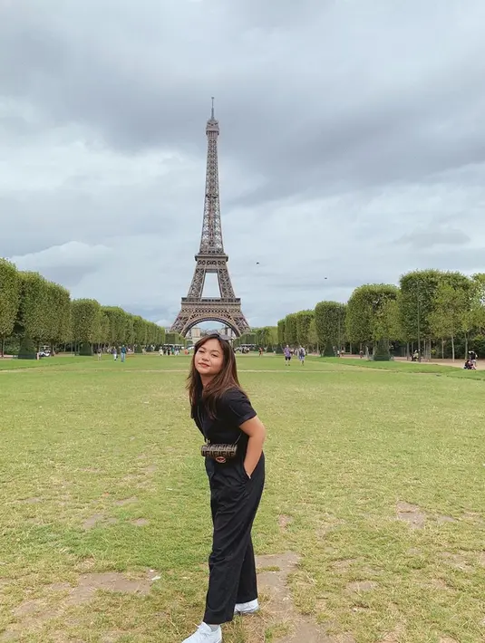 Amel Carla juga terlihat berpose dengan pakaian serba hitam dengan latar belakang menara Eiffel. (Liputan6.com/IG/@amelcarla)