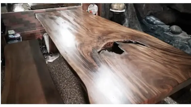 Rumah Hito memiliki banyak furnitur dan desain yang terbuat dari kayu atau batu. Hito mengaku desain rumah ini dibuat langsung oleh sang ayah.