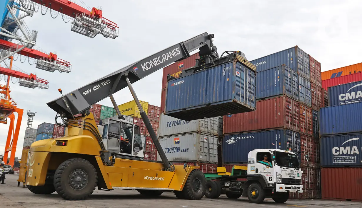 Aktivitas bongkar muat peti kemas di pelabuhan Tanjung Priok, Jakarta, Kamis (14/11/2019). Menteri Keuangan Sri Mulyani Indrawati menargetkan pertumbuhan ekonomi Indonesia tahun 2020 mencapai 5,3%. (Liputan6.com/Herman Zakharia)