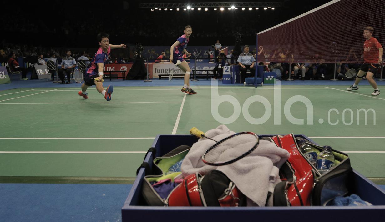 Pasangan Korea, Kim Dukyoung/Kim Ha Na, berhadapan dengan Tontowi Ahmad/Liliyana Natsir di Indonesia Open 2017 di JCC, Selasa (13/6/2017). Indonesia itu menang dengan skor 19-21, 21-19, dan 21-18. (Bola.com/M Iqbal Ichsan)