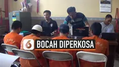 Seorang bocah di Tasikmalaya diperkosa oleh 5 pria di dalam rumah hingga hamil. Kejadian terungkap setelah korban menunjukkan gejala hamil.