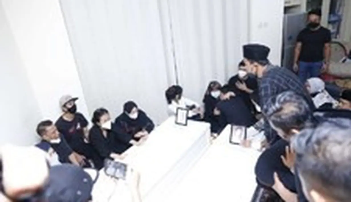 Di dalam rumah duka, dua peti tersebut diletakkan berdampingan. (KapanLagi.com/Bayu Herdianto)