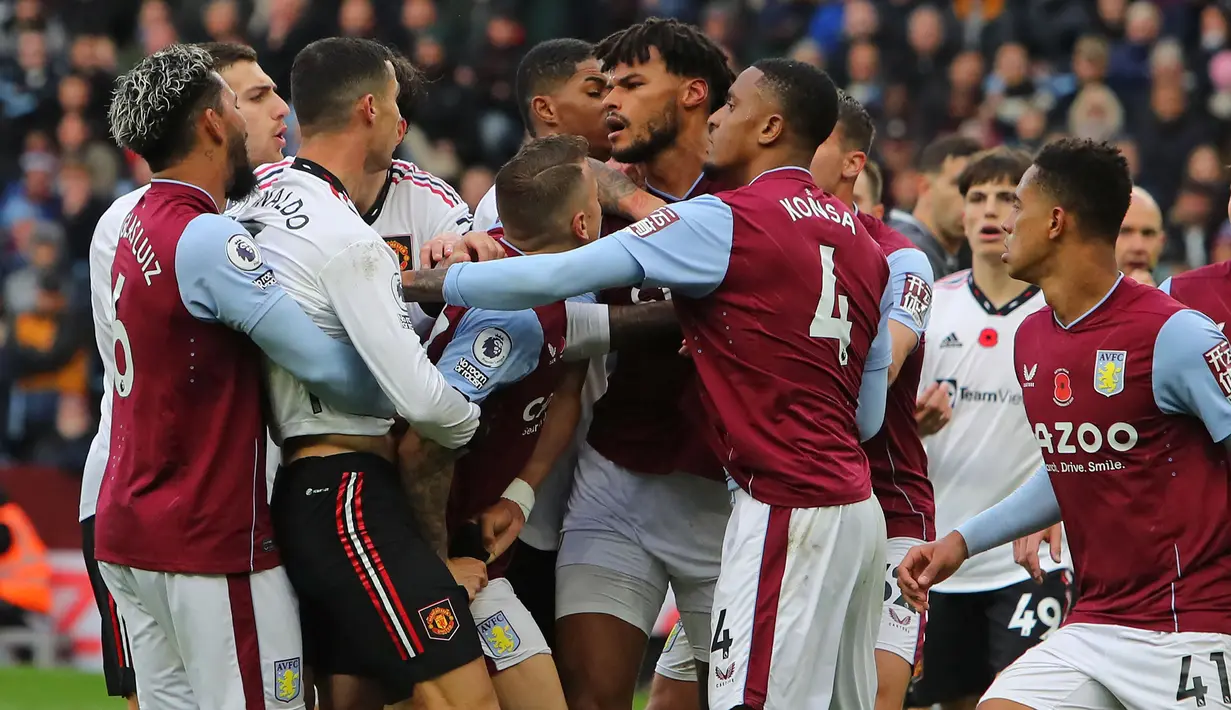 Pemain Manchester United bersitegang dengan pemain Aston Villa pada laga pekan ke-15 Liga Inggris 2022/2023 di Villa Park, 6 November 2022. Manchester United harus kalah dengan skor 1-3 dari tuan rumah. Tiga gol The Villans dicetak oleh Leon Bailey (7'), Lucas Digne (11'), dan Jacob Ramsey (49'). Sementara satu gol Setan Merah diperoleh dari gol bunuh diri Jacob Ramsey pada menit ke-45. (AFP/Geoff Caddick)