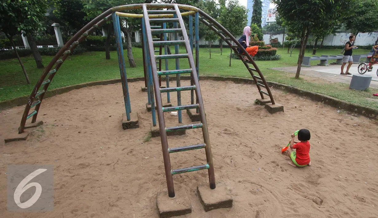 Sejumlah bocah bermain di Taman Tanjung, Jakarta, Senin (7/11). Dinas Pertamanan dan Pemakaman DKI Jakarta mengatakan bahwa Ruang Terbuka Hijau (RTH) di Provinsi DKI Jakarta hingga saat ini baru mencapai 14,94%. (Liputan6.com/Immanuel Antonius)