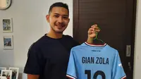Gian Zola pamer kostum Persela dengan nama dirinya dan nomor punggung 12. (Erwin Snaz/Bola.com)