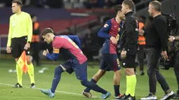 Pemain Barcelona, Gavi (kiri) masuk menggantikan Pedri pada laga lanjutan Liga Spanyol 2024/2025 melawan Sevilla yang berlangsung di Estadi Olimpic Lluis Companys, Barcelona, Spanyol, Senin (21/10/2024) dini hari WIB. (AFP/Josep Lago)