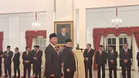 Presiden Joko Widodo atau Jokowi melantik dua anggota Dewan Pertimbangan Presiden (Wantimpres) di Istana Negara Jakarta, Senin (17/7/2023). (Liputan6.com/Lizsa Egeham)