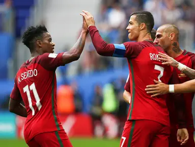 Striker Portugal, Cristiano Ronaldo, melakukan selebrasi usai mencetak gol ke gawang Selandia Baru pada laga Grup A Piala Konfederasi 2017 di Stadion Krestovskyi, Saint Petersburg, Sabtu (24/6/2017). Portugal menang 4-0. (EPA/Mario Cruz)