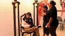 Keluarga menangis melihat mayat Fernando de Jesus yang diawetkan di rumah duka,San Juan, Puerto Rico (11/3). Fernando dipakaikan baju dengan aksesori lengkap sambil memegang sebatang rokok ditangannya. (REUTERS / Alvin Baez)