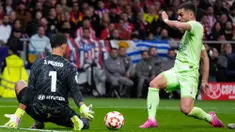 Ferran Torres sukses menjadi pahlawan setelah gol semata wayangnya membawa Barcelona menaklukkan Atletico Madrid dalam laga leg kedua semifinal Copa del Rey 2024/2025 di Metropolitano, Kamis (03/04/2025) dini hari WIB. (AP Photo/Manu Fernandez)