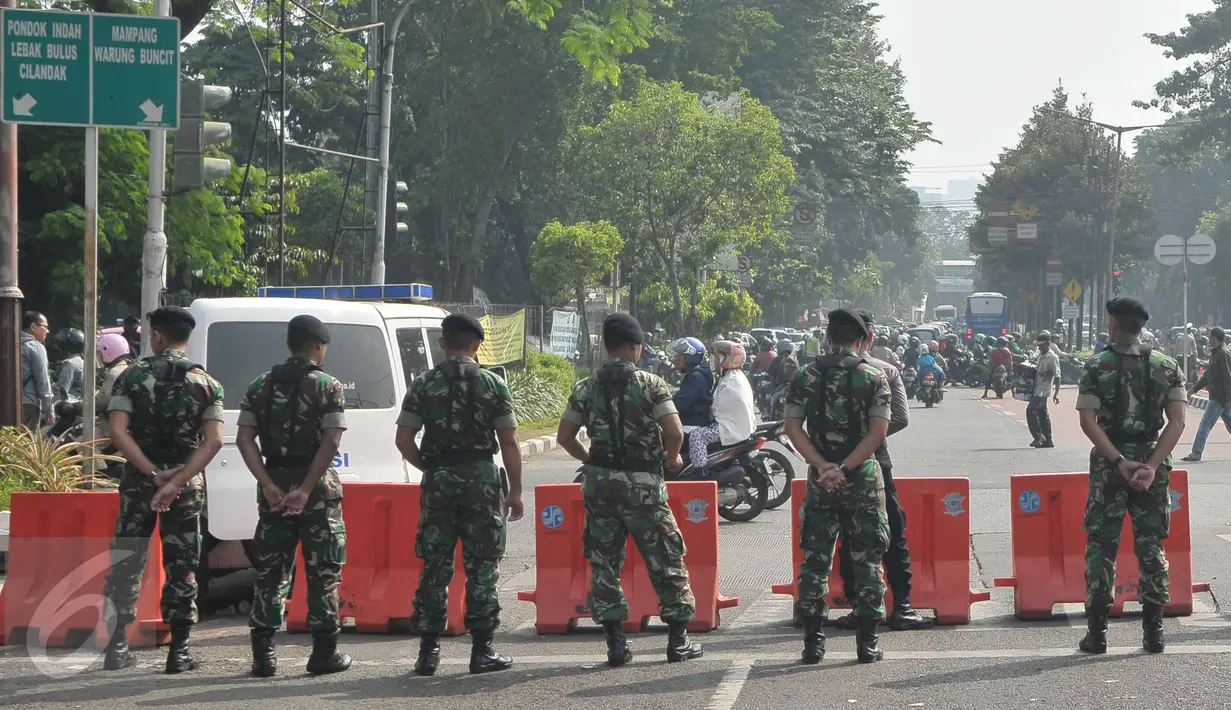 Sejumlah aparat TNI berjaga di area kementerian pertanian, Jakarta, Selasa (25/4). Dalam Sidang ke 21 kali ini jaksa penuntut umum mendengarkan pembelaan dari Terdakwa Penoda Agama Basuki Tjahaja Purnama alias Ahok. (Liputan6.com/Helmi Afandi)