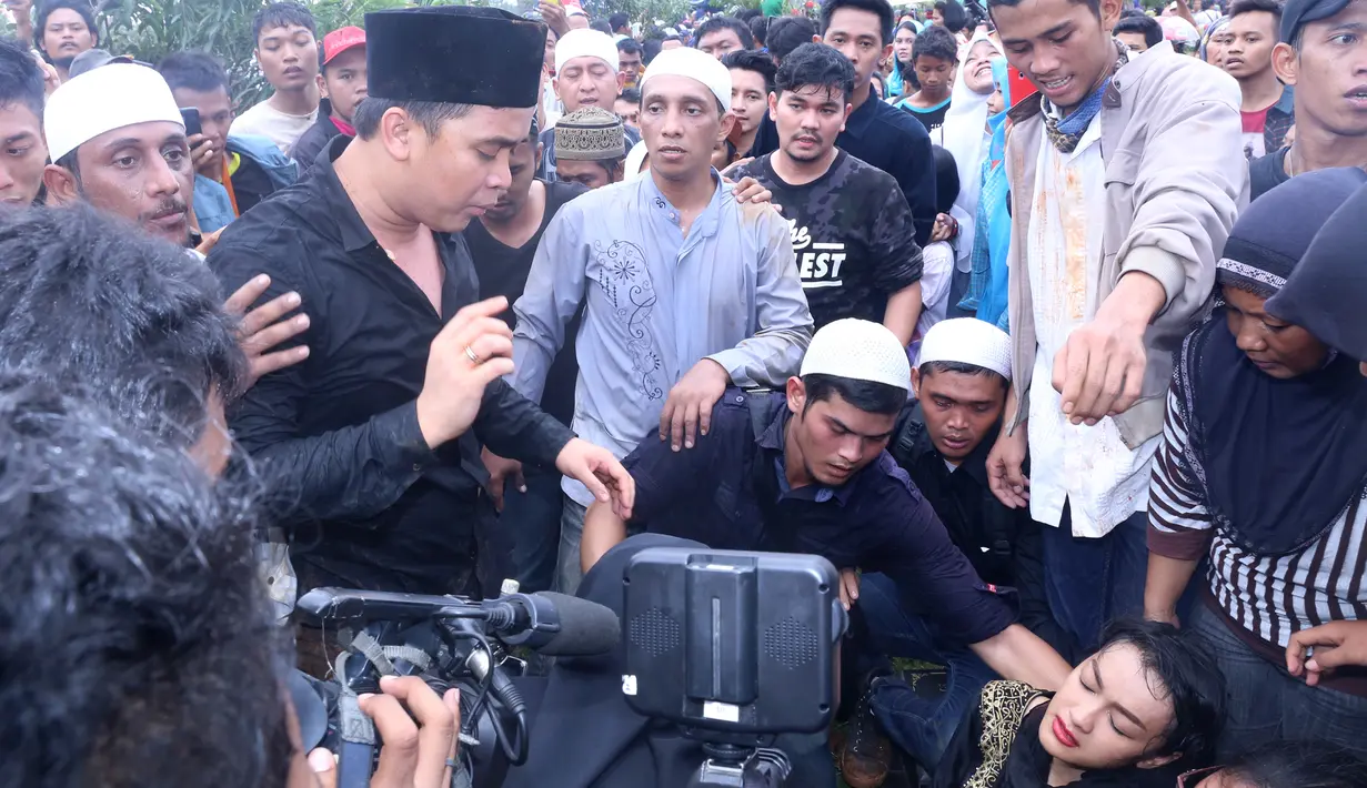 Akhirnya Jupe pun pingsan karena tak kuat menahan duka (Foto: Galih W Satria)