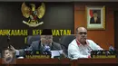 Ketua MKD Surahman Hidayat dan Wakil MKD Junimart Girsang saat menutup sidang putusan kasus pelanggaran kode etik Ketua DPR Setya Novanto di Kompleks Parlemen, Senayan, Jakarta, Rabu (16/12/2015). (Liputan6.com/Johan Tallo)