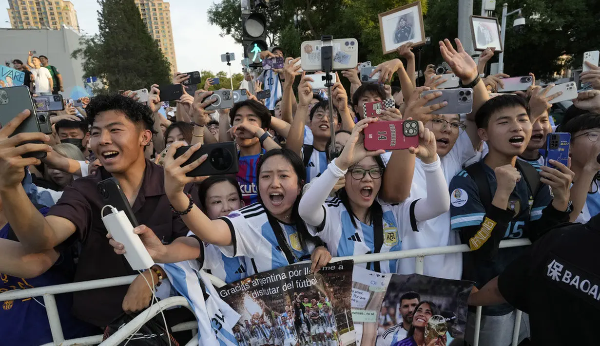 <p>Para penggemar berbondong-bondong datang ke semua kesempatan untuk melihat bintang Argentina itu sejak tim tiba di China. Kerumunan besar orang yang berebut untuk berfoto dan meneriakkan namanya. (AP Photo/Ng Han Guan)</p>