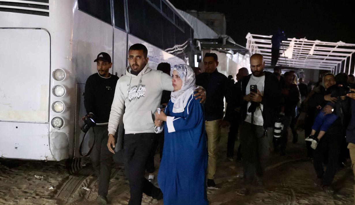 Pembukaan ini merupakan bagian dari implementasi fase kedua kesepakatan gencatan senjata antara Israel dan Hamas yang dimediasi oleh Amerika Serikat. Tampak dalam foto, warga Palestina yang datang dari penyeberangan Rafah, Mesir, tiba di Rumah Sakit Nasser di Khan Yunis, Jalur Gaza selatan pada 2 Februari 2026. (Bashar Taleb/AFP)