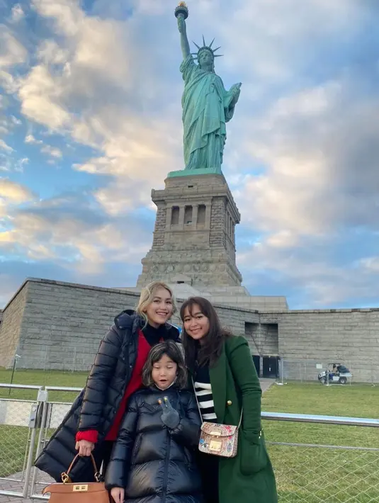 "Semakin digeser bakal gemeezzzz sama iqis.....ada aja gayanya lol," tulis Ayu Ting Ting.(Instagram/ayutingting92)