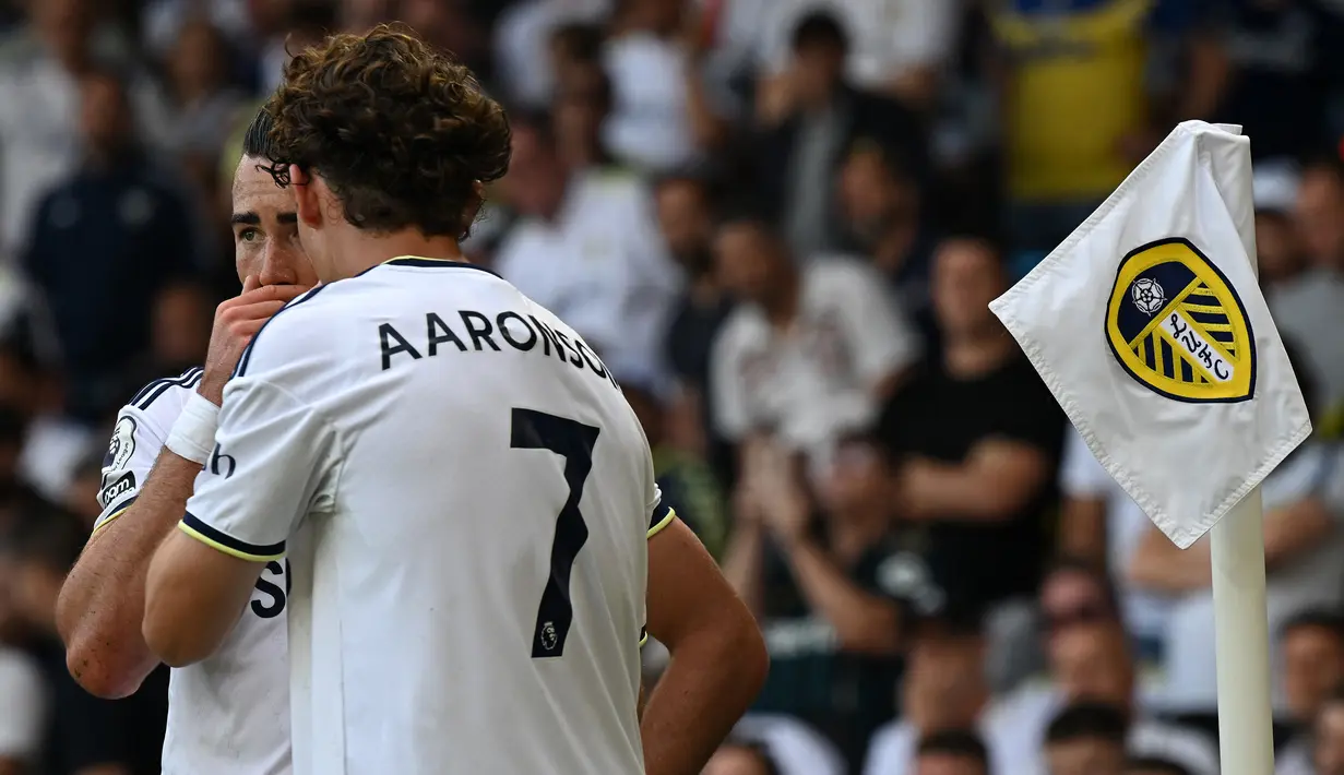 Namun Leeds United justru mampu menambah keunggulan menjadi 3-0 melalui Jack Harrisson (kiri) pada menit ke-69. Ia berhasil menyambar bola pantulan dari Rodrigo Moreno yang membuat Edouard Mendy mati langkah. (AFP/Paul Ellis)