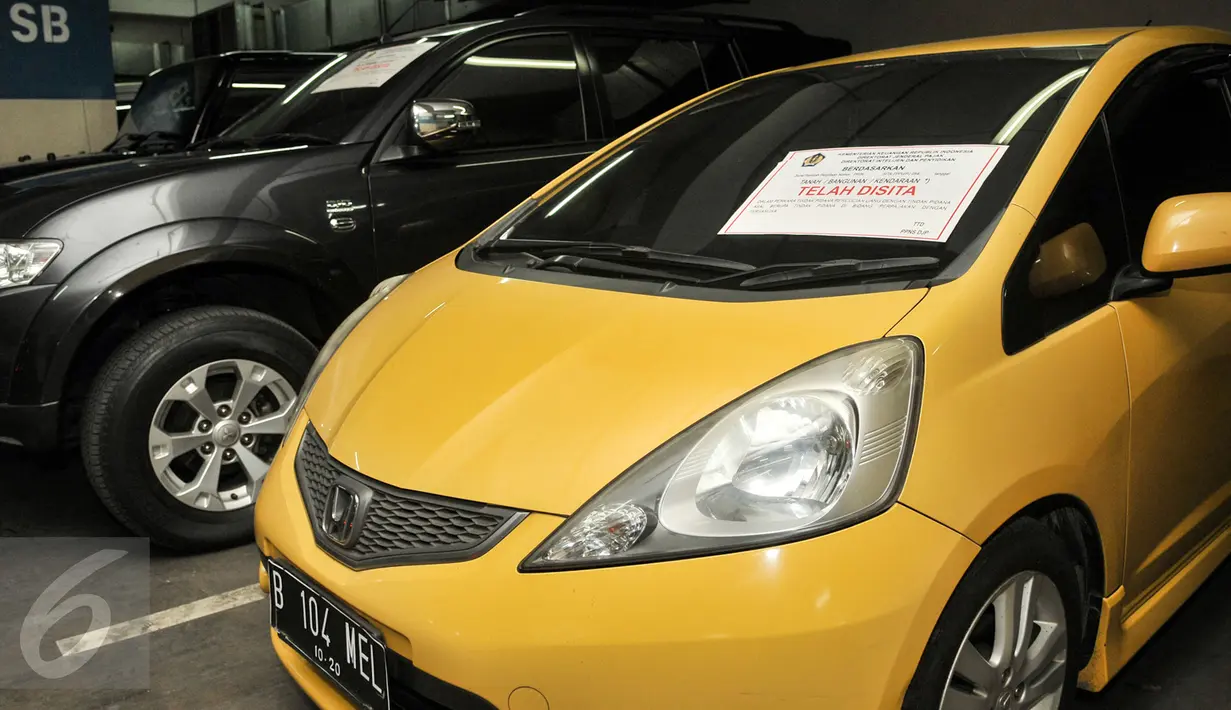 Barang bukti kendaraan mewah yang disita terkait kasus dugaan tindak pidana pencucian uang (TPPU) di Kantor Pusat Dirjen Pajak, Jakarta, Kamis (26/1). (Liputan6.com/Yoppy Renato)