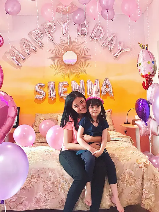 Saat Sienna berulang tahun beberapa waktu lalu, Marshanda pun meluangkan waktu untuk merayakan dengan sang buah hati. (Foto: instagram.com/marshanda99)