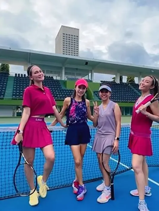 Luna Maya bermain tenis [Instagram/lunamaya]