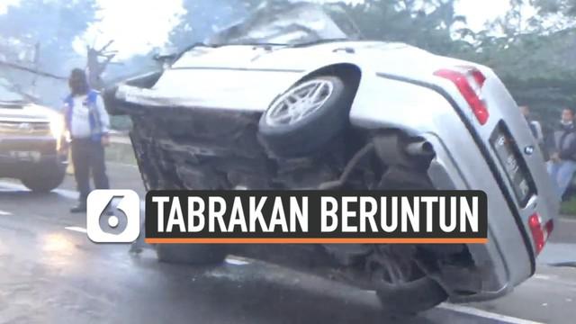 Kecelakaan tabrakan beruntun terjadi di ruas jalan tol Meruya Jakarta Kamis (17/6) pagi. Tabrakan ini membuat dua mobil terguling,
