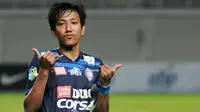 Bek Arema, Syaiful Indra, diburu dua klub besar Indonesia. (Bola.com/Iwan Setiawan)