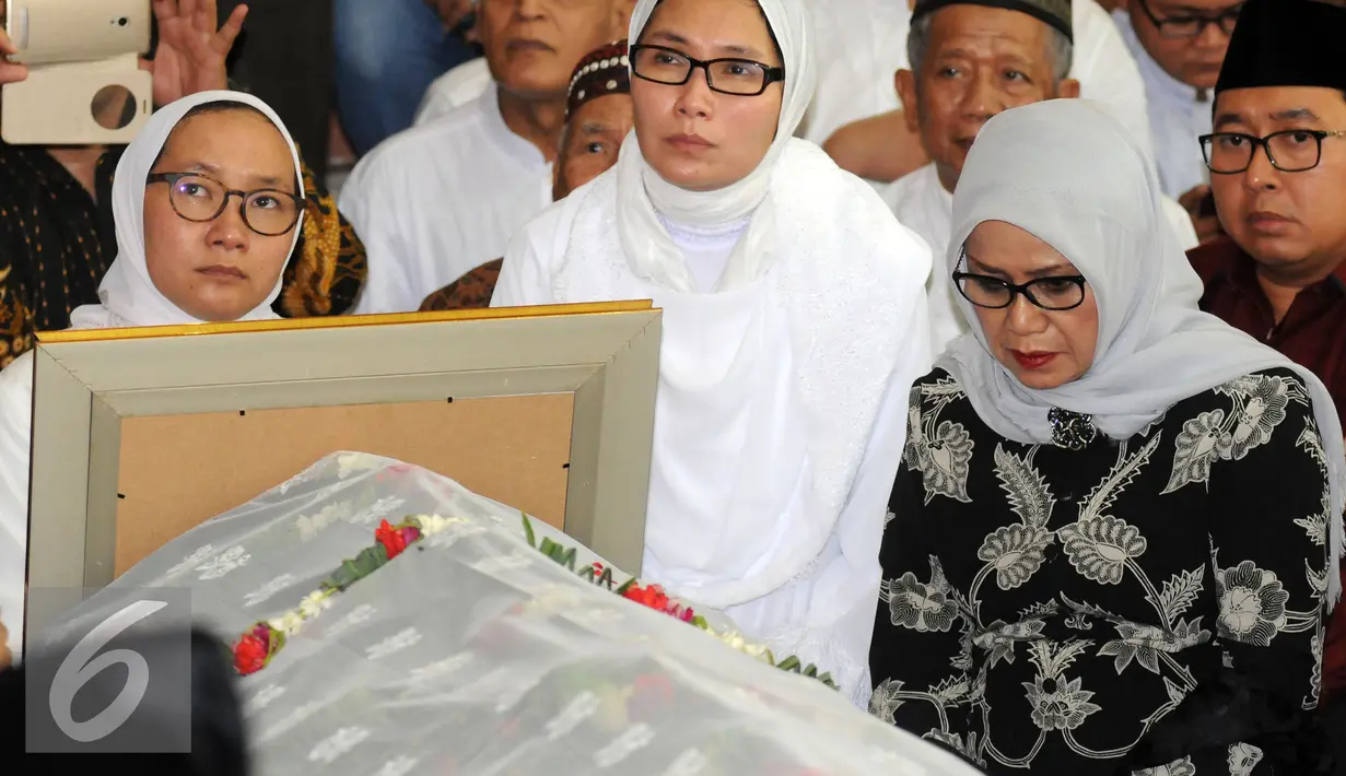 Istri Wakil Presiden RI, Mufidah Jusuf Kalla berdoa di sisi jenasah mantan Menteri Pemberdayaan Perempuan Tuty Alawiyah di Jatiwaringin, Bekasi, Rabu (4/5/2016). Tuty Alawiyah wafat di usia 74tahun. (Liputan6.com/Helmi Fithriansyah)