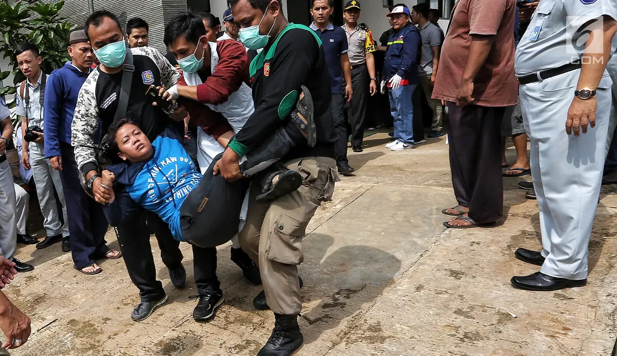 Keluarga histeris saat kedatangan korban kecelakaan Tanjakan Emen Kabupaten Subang di RSUD Tangsel, Ciputat, Minggu (11/2). RSUD Tangsel memberi keleluasan kepada keluarga korban jika ingin melakukan pemakaman sendiri. (Liputan6.com/Fery Pradolo)