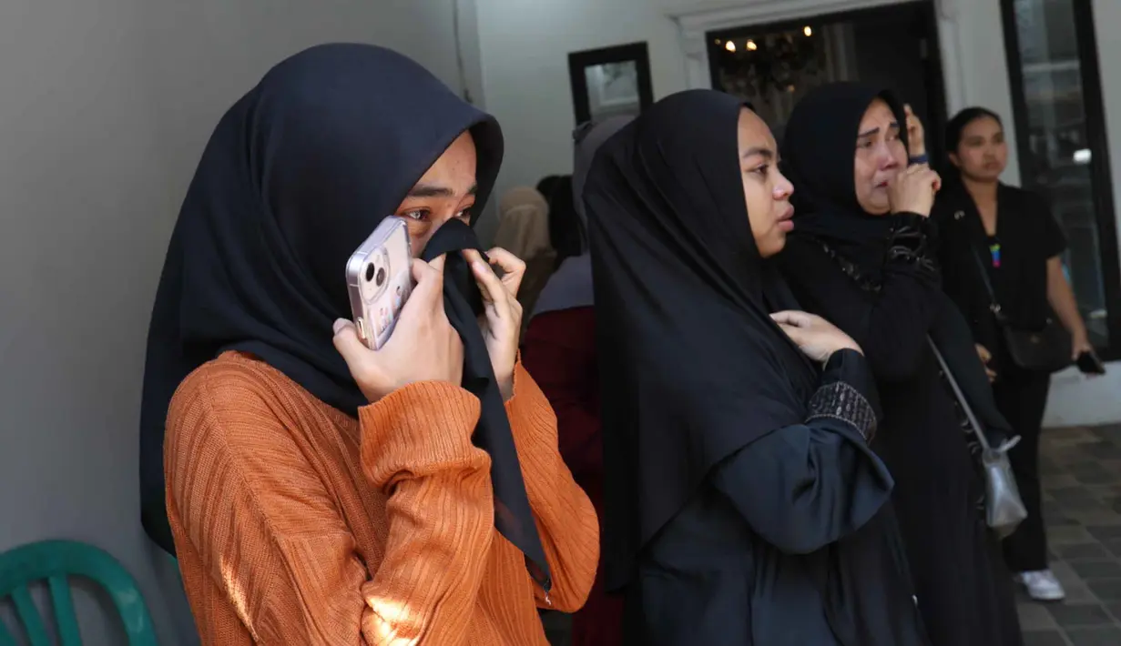 Kedatangan jenazah komedian yang dikenal dengan logat Betawi khasnya ini langsung disambut tangis keluarga, kerabat, serta para tetangga yang sudah menunggu. (KapanLagi.com/Budy Santoso)