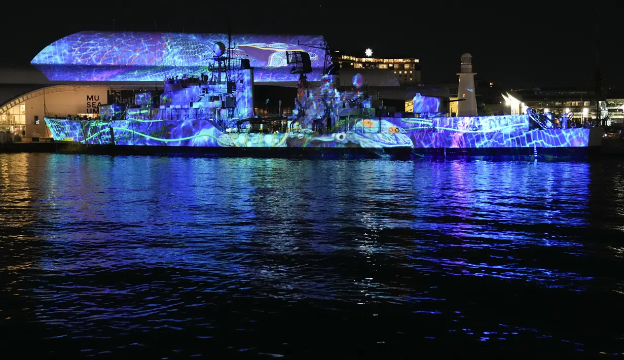 Sebuah kapal pensiunan Angkatan Laut Australia diterangi sebagai bagian dari festival Vivid di Darling Harbour, Sydney, Senin, 29 Mei 2023. (AP Photo/Mark Baker)