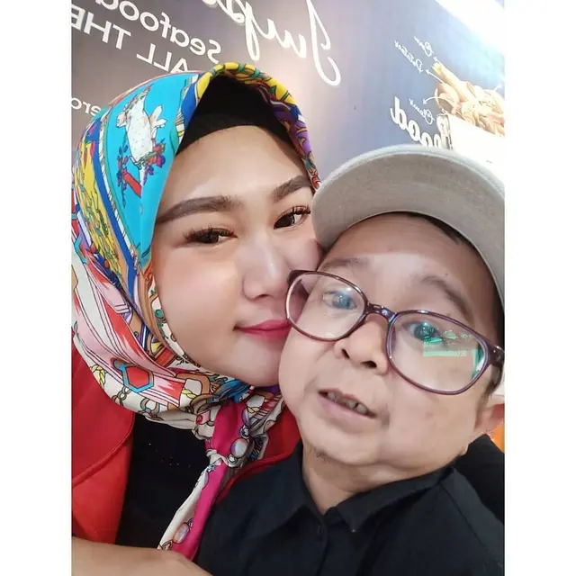 7 Potret Mesra Daus Mini dengan Istri yang Ingin Segera Punya Anak Lagi