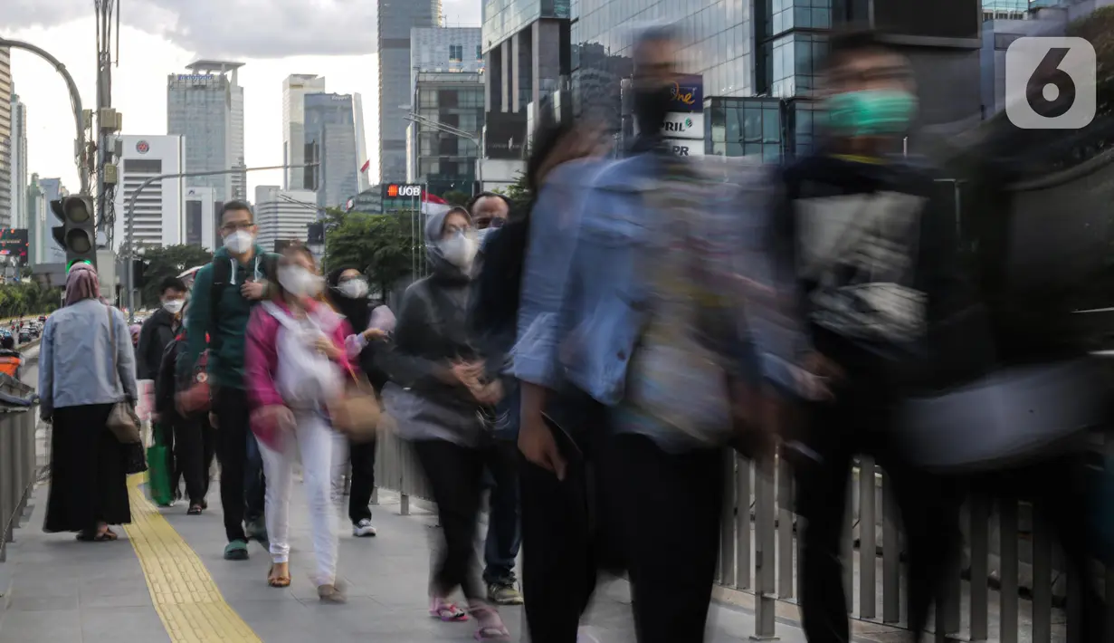 Sejumlah pekerja beraktivitas di kawasan Jalan Thamrin, Jakarta, Kamis (5/1/2023). Pencabutan Pemberlakuan Pembatasan Kegiatan Masyarakat (PPKM) dinilai untuk menggenjot ekonomi Indonesia 2023 yang diproyeksi suram akibat resesi global. (Liputan6.com/Faizal Fanani)