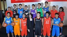 Oscar Lawalata didaulat mendesain kostum peserta NBL Indonesia musim 2014-2015, Jakarta, Senin (15/9/2014) (Liputan6.com/Miftahul Hayat)