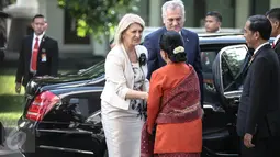 Presiden Jokowi didampingi Ibu Negara, Iriana Jokowi menyambut kedatangan Presiden Republik Serbia, Tomislav Nikolic (Kiri) beserta istri, Dragica Nicolic di Istana Merdeka, Jakarta, Rabu (27/4). (Liputan6.com/Faizal Fanani)