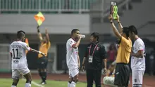 Pelatih Bali United, Indra Sjafri, saat melawan PS TNI pada laga Torabika Soccer Championship 2016 di Stadion Pakansari, Jawa Barat, Minggu (20/11/2016). (Bola.com/Vitalis Yogi Trisna) 