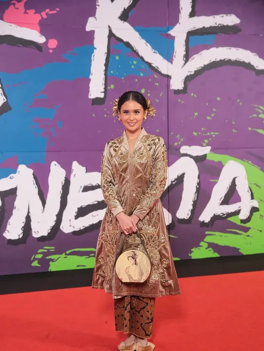 Ayu Shita terlihat mengenakan kebaya nuansa bronze dari Hands by Jeje dan kain batik dan sentuhan bali dari kembang goyang, cincin dan anting. [Fimela/Adrian Utama Putra].
