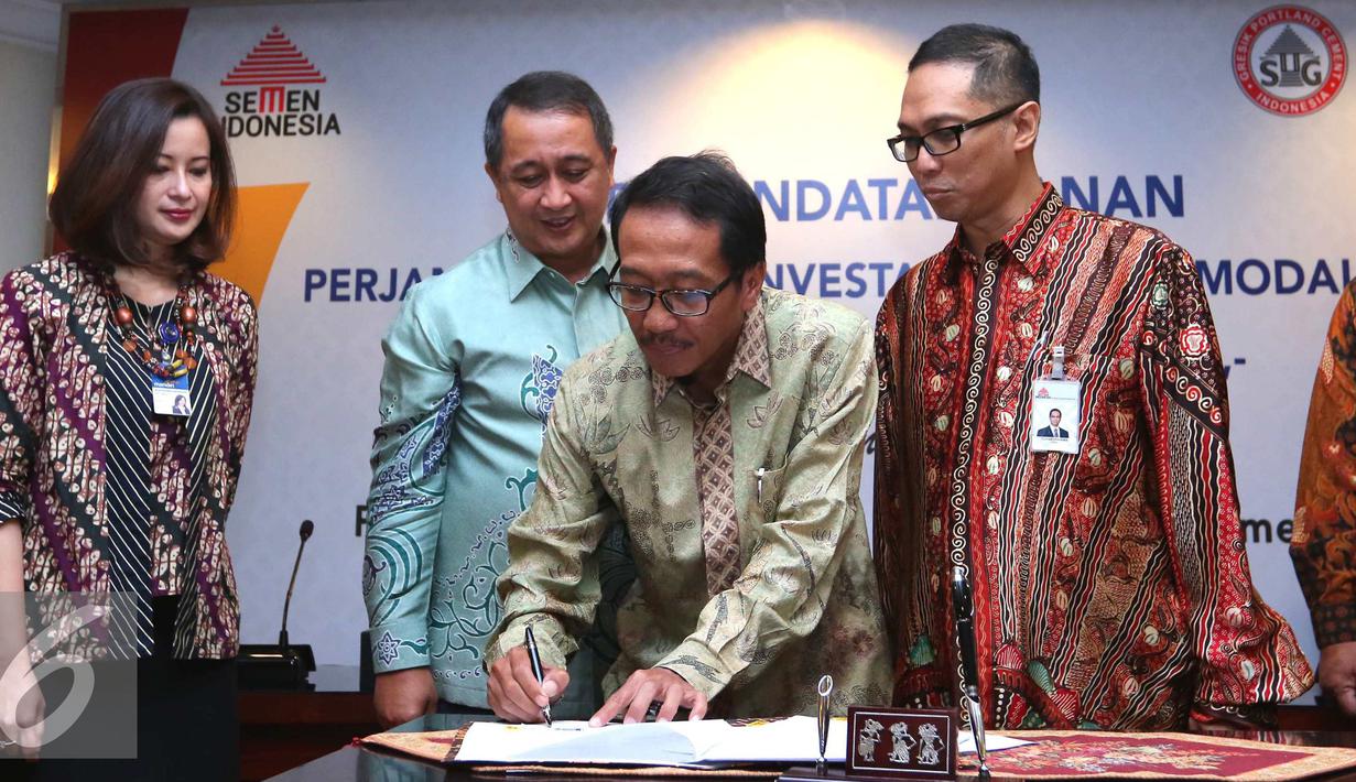 Dirut Semen Gresik, Sunardi Prionomurti (kedua kanan) saat menandatangani kerjasama dengan Bank Mandiri, Jakarta, Jumat (10/6). PT Semen Gresik mendapatkan fasilitas kredit senilai total Rp 3,96 triliun dari Bank Mandiri. (Liputan6.com/Angga Yuniar) 