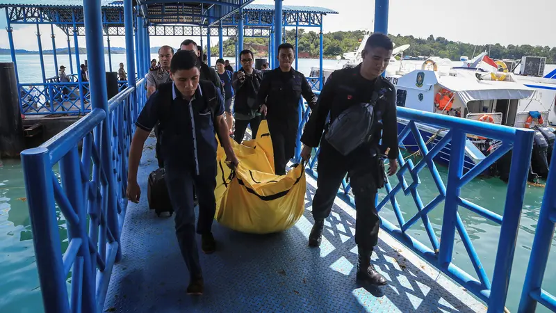 20161204-Pencarian Korban Pesawat Polri, Tim SAR Evakuasi 3 Kantong Mayat-Batam