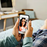 Ilustrasi pacaran LDR. (via: glitxmedia.co)