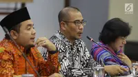 Komisioner KPU Hasyim Asy'ari (tengah) bersama Komisioner Bawaslu Muhammad Afifuddin (kiri) saat rapat membahas Penyampaian dan Penetapan Desain Alat Peraga Kampanye (APK) Pilpres 2019 di Gedung KPU, Jakarta, Senin (29/10). (Liputan6.com/Angga Yuniar)