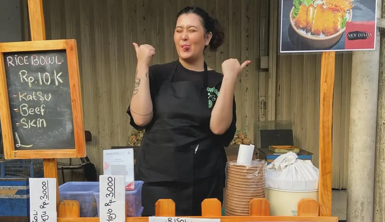 Terlihat di foto ini, Talitha Curtis tak hanya menjual risol, tetapi juga menjual rice bowl. Lewat keterangan unggahannya, artis FTV berusia 22 tahun ini ungkap jika ini merupakan perjalanan barunya. Tak hanya bisa dibeli secara offline, risol Talitha Curtis ini juga sudah tersedia di aplikasi ojek online. Dengan begitu, pembeli rumahnya jauh dari lokasi bisa membeli jajanan Talitha. (Liputan6.com/IG/@talithacurtis_)