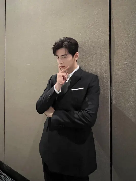 <p>Cha Eun Woo juga punya julukan face genius. Hal ini karena ketampanan pria kelahiran 1997 itu yang terbilang sempurna. (FOTO: instagram.com/eunwo.o_c/)</p>