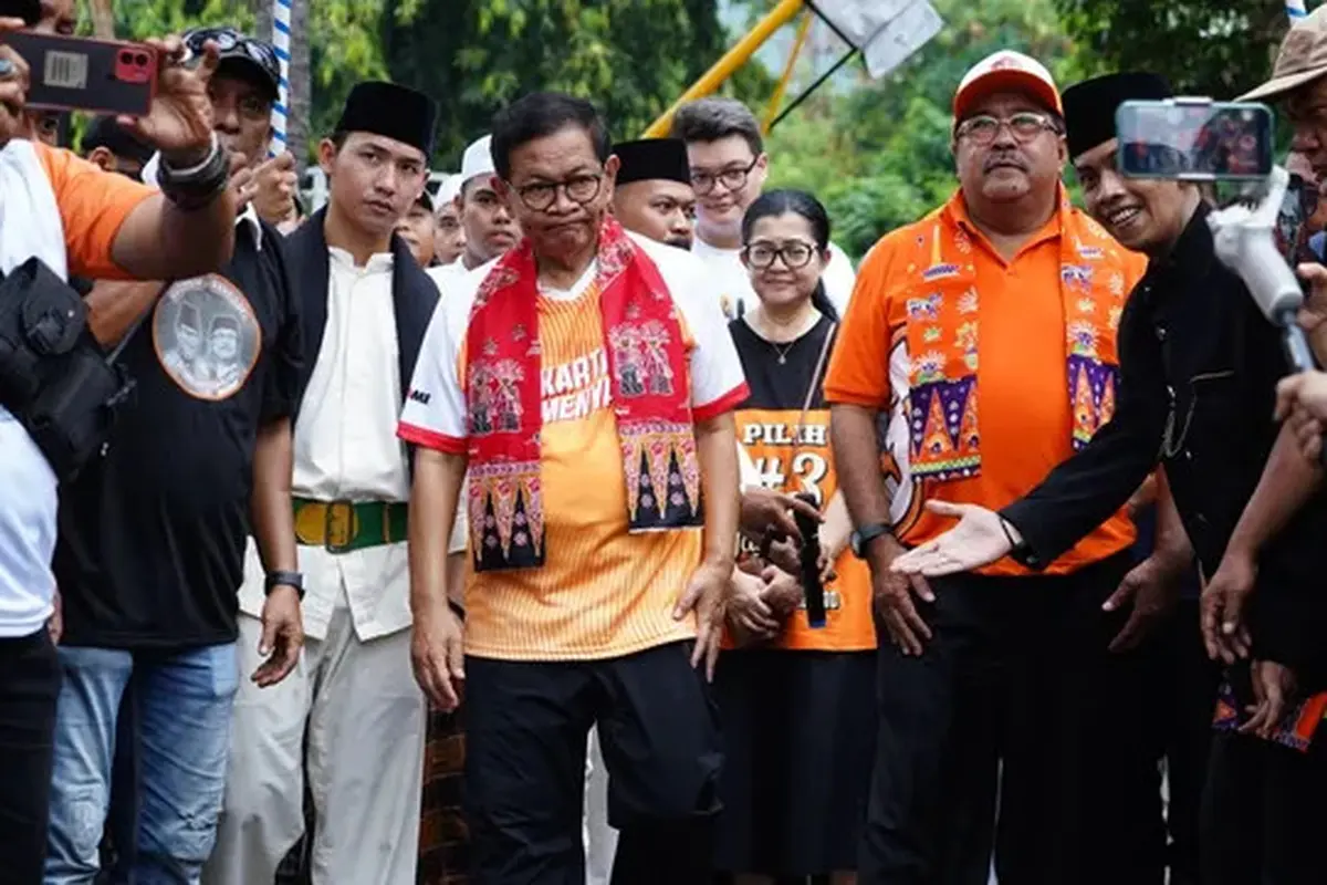 Pramono Anung dan Rano Karno saat blusukan ke Tanah Abang.