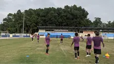Suasana latihan Timnas Indonesia U-23 di Lapangan Tam Nong, Distrik Tam Nong, Senin (9/5/2022) sore waktu setempat. (Bola.com/Muhammad Adiyaksa)