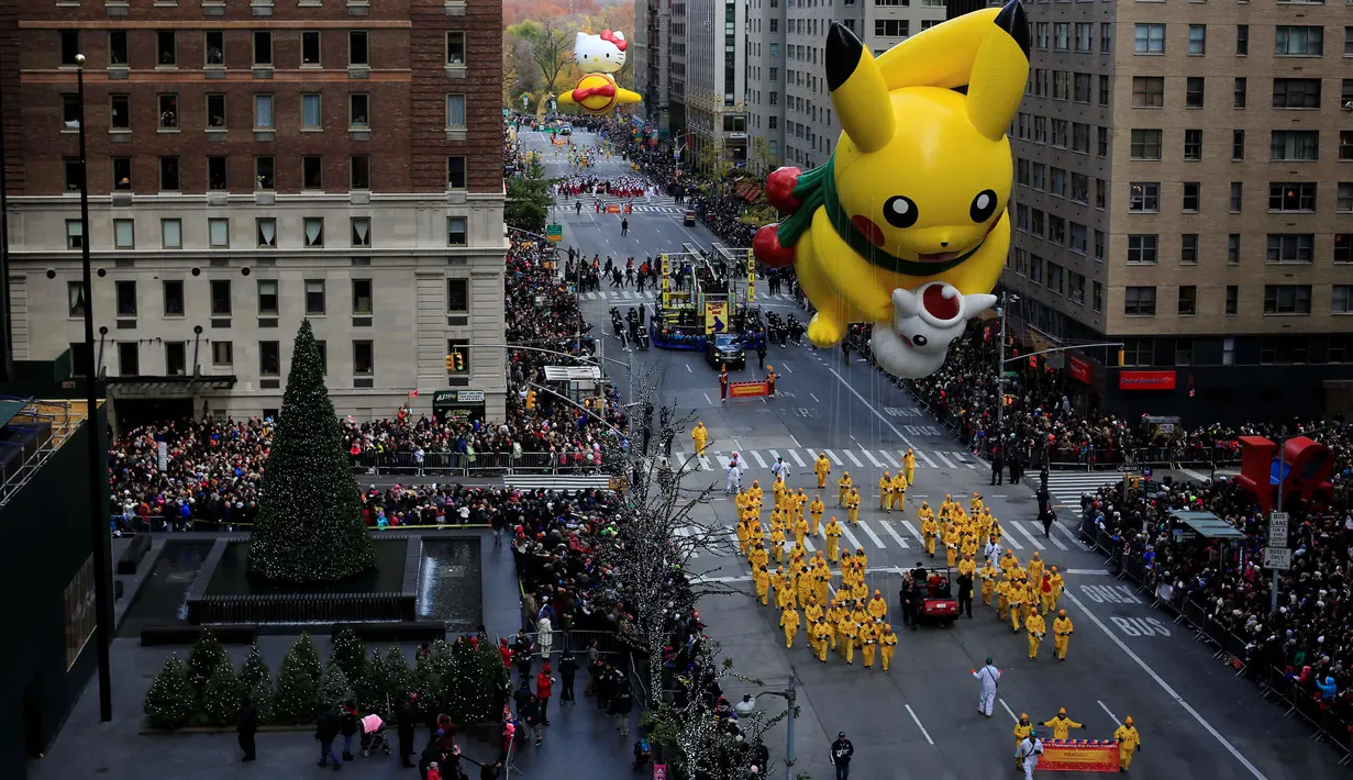 Balon raksaksa berbentuk Pikachu melayang di atas jalanan Manhattan di New York selama parade tahunan Macy's Thanksgiving Day ke-90, Kamis (24/11). Parade ini pertama kali diadakan oleh Macy's pada 1924 di New York. (REUTERS/Saul Martinez)