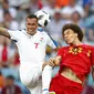 Gelandang Belgia, Axel Witsel, duel udara dengan striker Panama, Blas Perez, pada laga Piala Dunia 2018 di Stadion Fisht, Senin (18/6/2018). Belgia menang 3-0 atas Panama. (AP//Matthias Schrader)