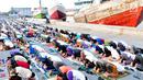 Umat muslim bersujud menjalankan Salat Idul Adha 1438 H di kawasan Pelabuhan Sunda Kelapa, Jakarta, Jumat (1/9). Setelah menjalankan salat, umat muslim melakukan penyembelihan hewan kurban. (Liputan6.com/Helmi Afandi)