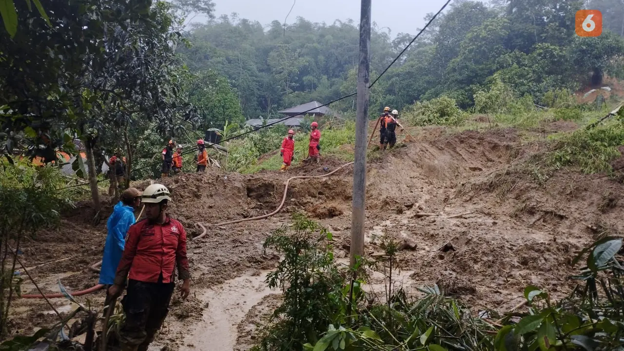 Penanganan oleh BPBD pasca longsor di Kecamatan Gegerbitung Kabupaten Sukabumi (Liputan6.com/Fira Syahrin).