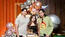 Tampak kedua kakak pun hadir mendampingi adiknya yang sedang ulang tahun. [@erintaulany]